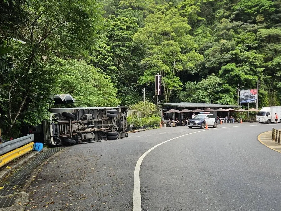 ▲許姓男子（42歲）駕駛貨車行經北宜公路32.8K時，疑因車速過快不慎翻覆。（圖／翻攝畫面）