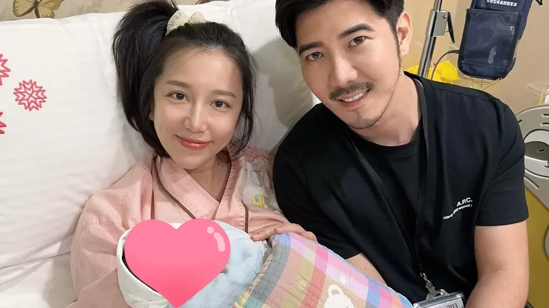 ▲女星Apple（左）生了，牙醫老公趙國翔（右）興奮地在IG上曬一家3口合照，並分享自己親身剪臍帶的經過，並興奮大喊：「我當爸爸了！」（圖／翻攝自趙國翔IG）