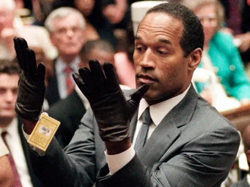 ▲前NFL球星O.J Simpson曾因1994年的「辛普森殺妻案」而受到全球關注，他當時戴上手套，證明自己是清白的。（圖／美聯社／達志影像）