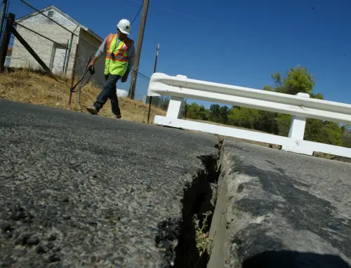 ▲2004年9月，加州帕克菲爾德的一座橋樑，因地震造成裂縫。（圖／美聯社／達志影像）