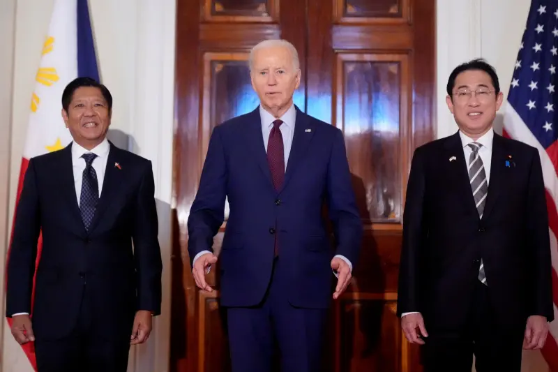 ▲美國總統拜登11日與菲律賓總統小馬可仕、日本首相岸田文雄在白宮舉行峰會。（圖／美聯社／達志影像）