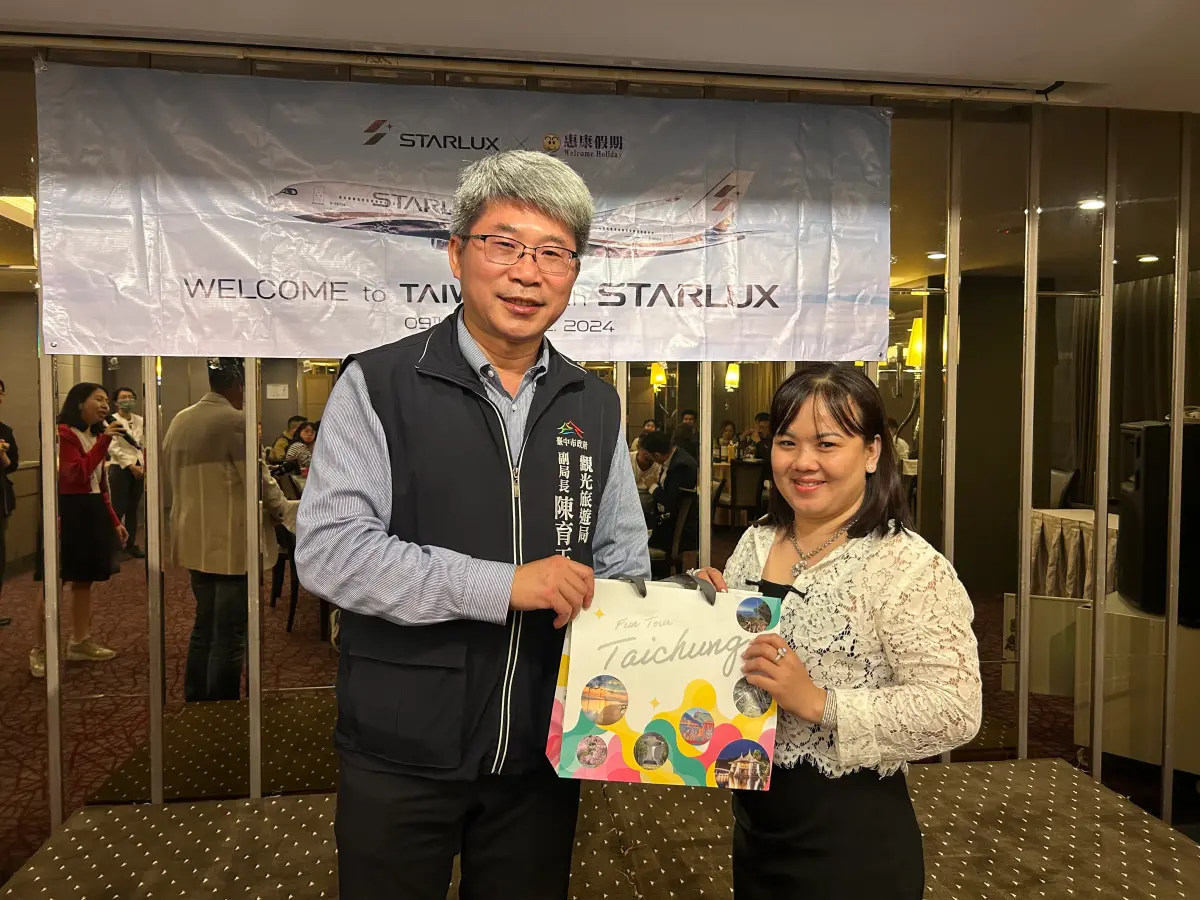 ▲台中市觀旅局副局長致贈禮物給越南業者代表。（圖／台中市政府）