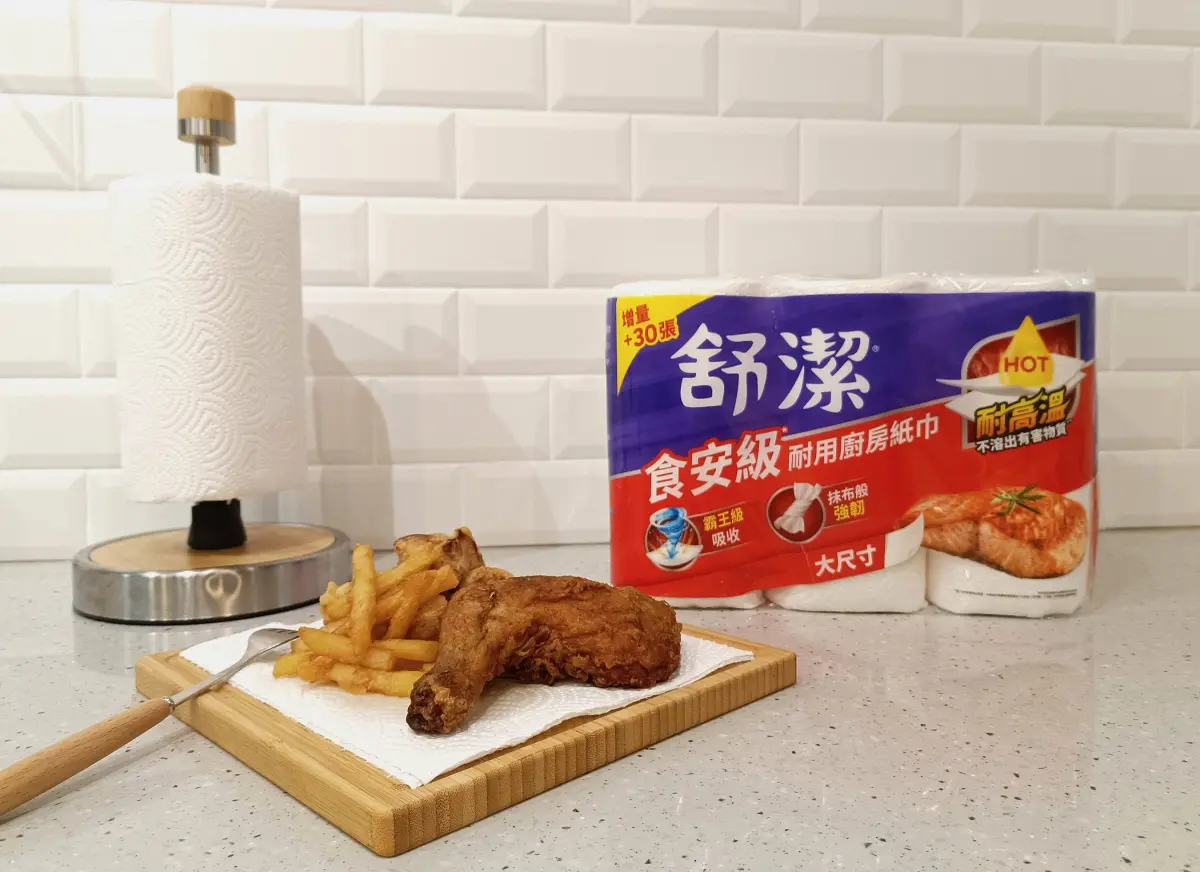 ▲舒潔推出第一款耐高溫、食安級廚房紙巾，通過歐盟最嚴謹食品接觸材料測試 高標拉起「食安」防線！（圖／品牌提供）