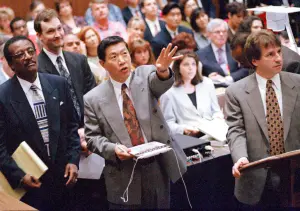 知名華裔鑑識專家李昌鈺(Henry Lee)曾擔任「辛普森案」的辯方專家證人,幫助OJ Simpson辯護,他推翻指控疑犯的4項重要證據,最終幫助OJ Simpson無罪釋放 ▲知名華裔鑑識專家李昌鈺(Henry Lee)曾擔任「辛普森案」的辯方專家證人,幫助OJ Simpson辯護,他推翻指控疑犯的4項重要證據,最終幫助OJ Simpson無罪釋放。(圖/美聯社/達志影像)