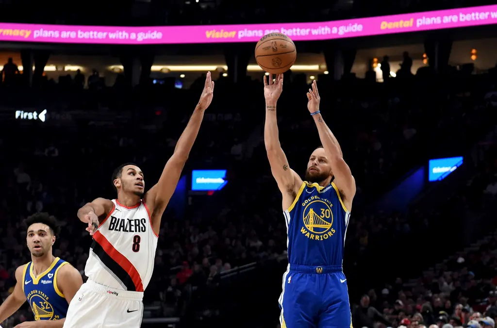 ▲金州勇士球星Stephen Curry面對防守者封阻仍直接拔起出手命中。（圖／美聯社／達志影像）