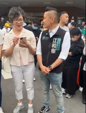 巷仔內/怒了柯文哲掃到盧秀燕!蔡壁如今晚麥寮輔選陷兩難 ▲蔡壁如和江和樹直播時不慎大爆內幕,黨內出現陰謀論的看法。(圖/翻攝江和樹臉書,2024.04.12)