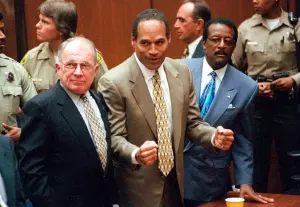 ▲O.J. Simpson殺妻案請來Johnnie Cochran（右）和F. Lee Bailey（左）等律師組成夢幻辯護團。（圖／美聯社／達志影像）