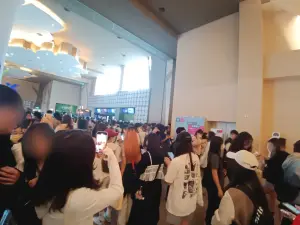《排球少年》狂潮！台北、台中威秀擠滿人　排隊逾120分鐘搶特典
