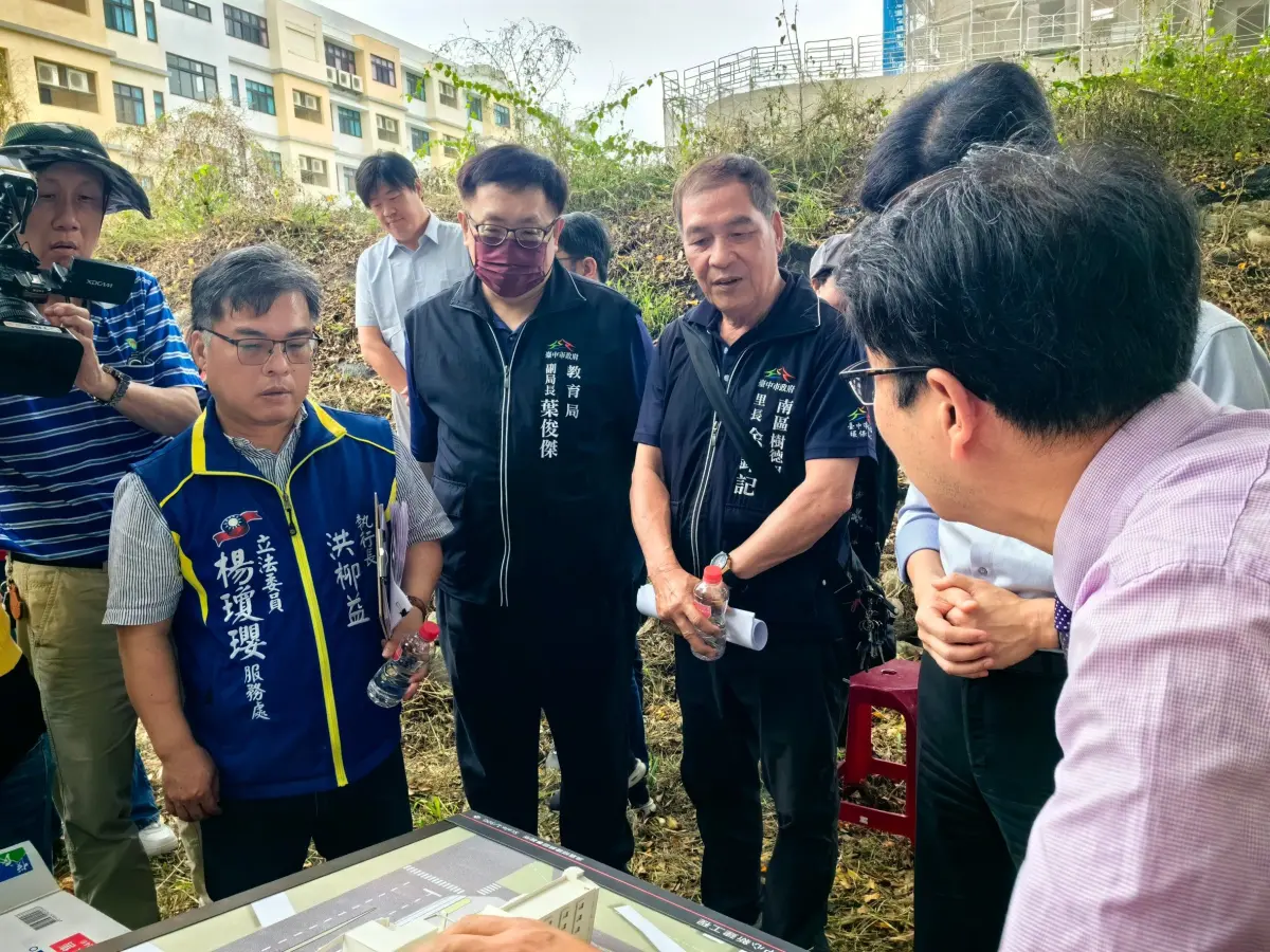 ▲解決樹德國小的校園內水圳問題，市議員李中邀立委楊瓊瓔協助，向農田水利署爭取經費改善(圖／李中提供2024.4.12)