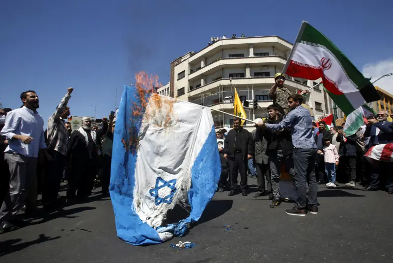 ▲伊朗對其駐敘利亞大使館本月初遭到襲擊，造成人員傷亡一事高度不滿，揚言報復以色列。圖為伊朗民眾焚燒以國國旗。（圖／美聯社／達志影像）