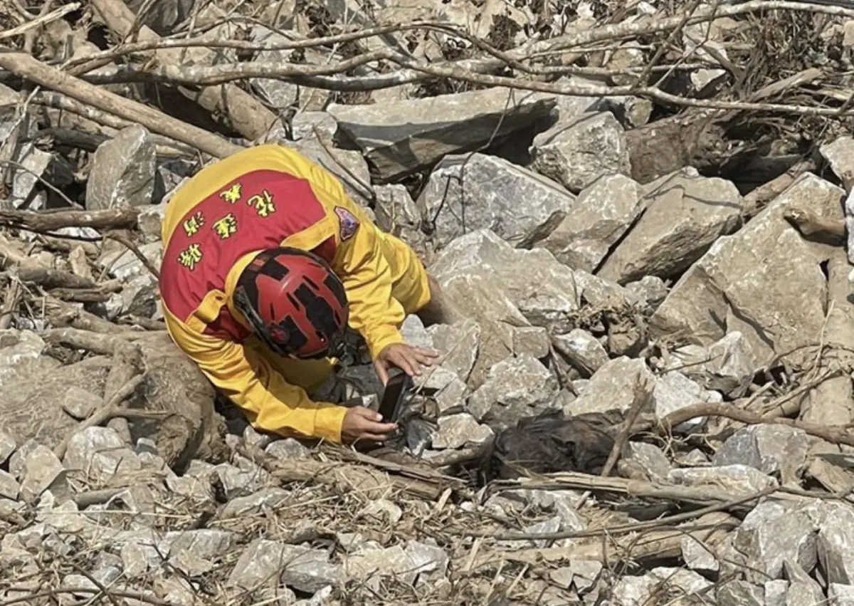 ▲公路局的工程人員在砂卡礑步道旁的寧安橋施工時，發現下方立霧溪床傳來異味，赫然發現有一團黑色物體，上方飄滿蒼蠅，消防人員確認為台灣獼猴。（圖／翻攝畫面）