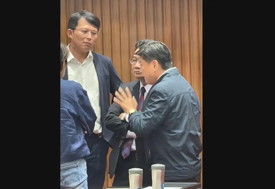 ▲林楚茵分享議場影片，諷刺民眾黨淪為小藍鐵證如山，「乖乖站在旁邊當小弟聽國民黨黨團總召傅崑萁指揮」。（圖／林楚茵辦公室提供）