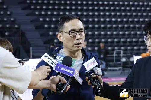 ▲中信兄弟領隊劉志威表示，德保拉沒有被「冰」，這是醫療討論期比較長。（圖／記者陳明安攝）