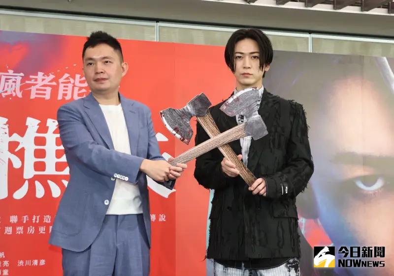 ▲「網銀國際影視」總經理陳宜旻(左)跟龜梨和也在《怪物樵夫》台北記者會上合影。(圖/記者陳明中攝)