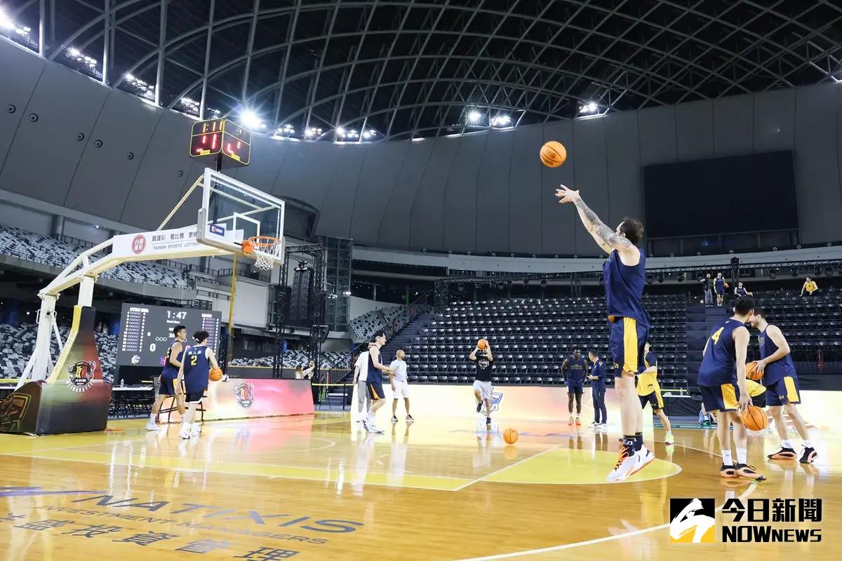 ▲大巨蛋職籃賽事即將在這個周末開打，由新北中信特攻對上臺北台新戰神，今（12）日兩隊球員進場練球。（圖／記者陳明安攝）
