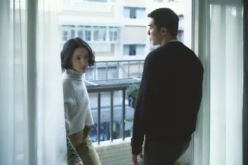 ▲人們總是下意識望向別人擁有的東西,卻時常沒發現別人也在羨慕著自己。(圖/公視、MyVideo提供) ▲人們總是下意識望向別人擁有的東西,卻時常沒發現別人也在羨慕著自己。(圖/公視、MyVideo提供)