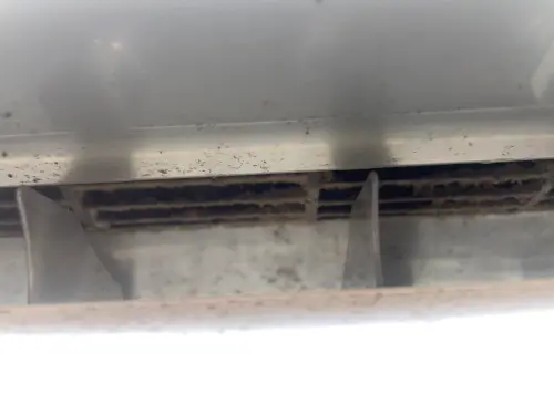 ▲記者實際用手電筒從冷氣出風口照入查看,發現卡了滿滿的灰塵還有異味,實在太可怕!得趕快找專人來清洗冷氣,以免夏季電費暴漲。(圖/記者張嘉哲攝) ▲記者實際用手電筒從冷氣出風口照入查看,發現卡了滿滿的灰塵還有異味,實在太可怕!得趕快找專人來清洗冷氣,以免夏季電費暴漲。(圖/記者張嘉哲攝)