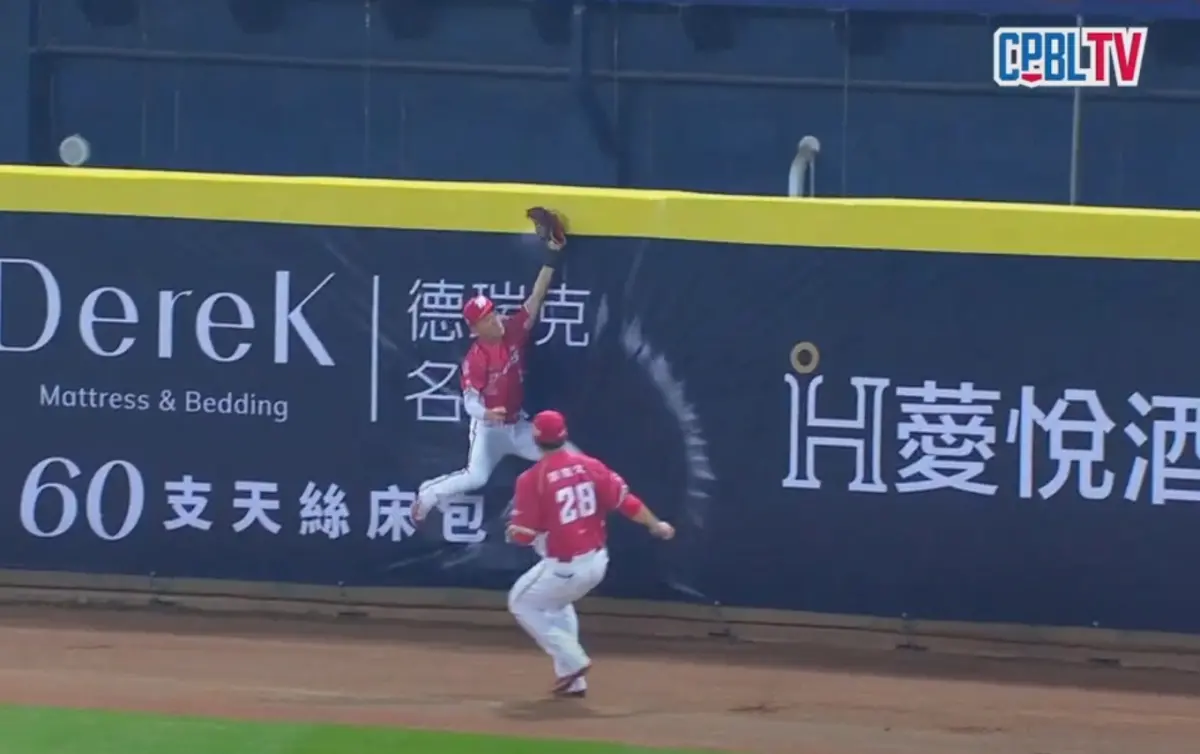 ▲味全龍外野手「天哥」郭天信上演八星級美技守備。（圖／CPBLTV）