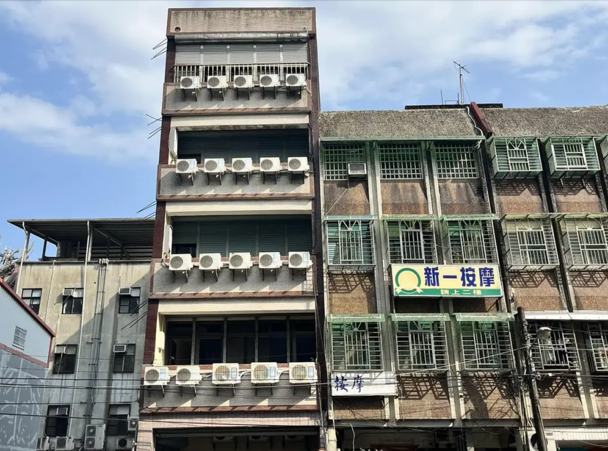 ▲一名網友日前發現，竟有一棟透天備有20台冷氣室外機，整齊地掛在外牆上，外觀相當引人注目，也讓老司機忍不住笑了。（圖／翻攝自臉書社團「路上觀察學院」）