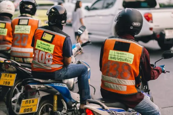 名家論壇》泰華眼裡的泰國／泰國街頭的特殊風景：摩托計程車