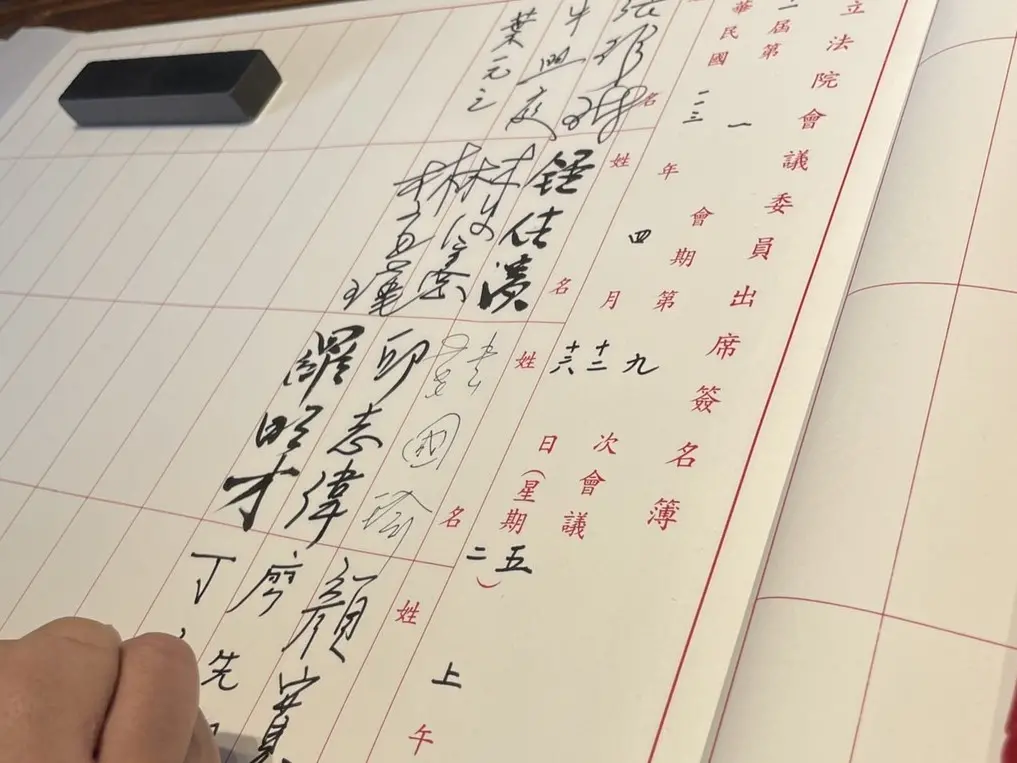 ▲韓國瑜超低調，簽名也拒絕簽第一格。（圖／何哲欣攝，20240412）