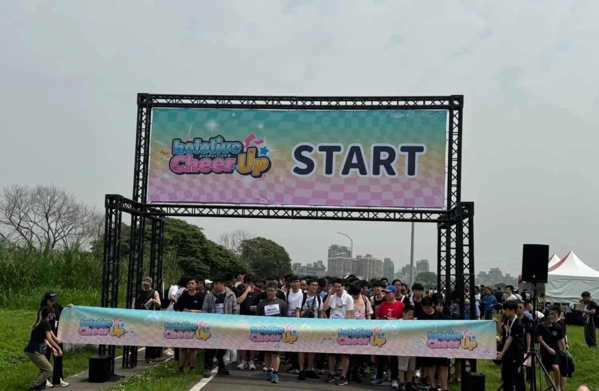 ▲hololive首場路跑今（13）日盛大在新北永和綠寶石河濱公園登場，現場湧入了破千名的熱情「齁粉」開跑。（圖／記者潘毅攝）