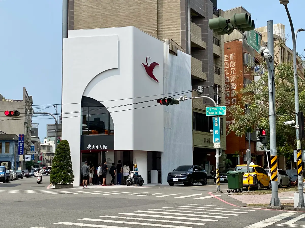 ▲吳宗憲重金買下「老唐牛肉麵」，今天於台南舊址開始試營運，現場湧排隊人潮。（圖／記者葉盛耀攝）