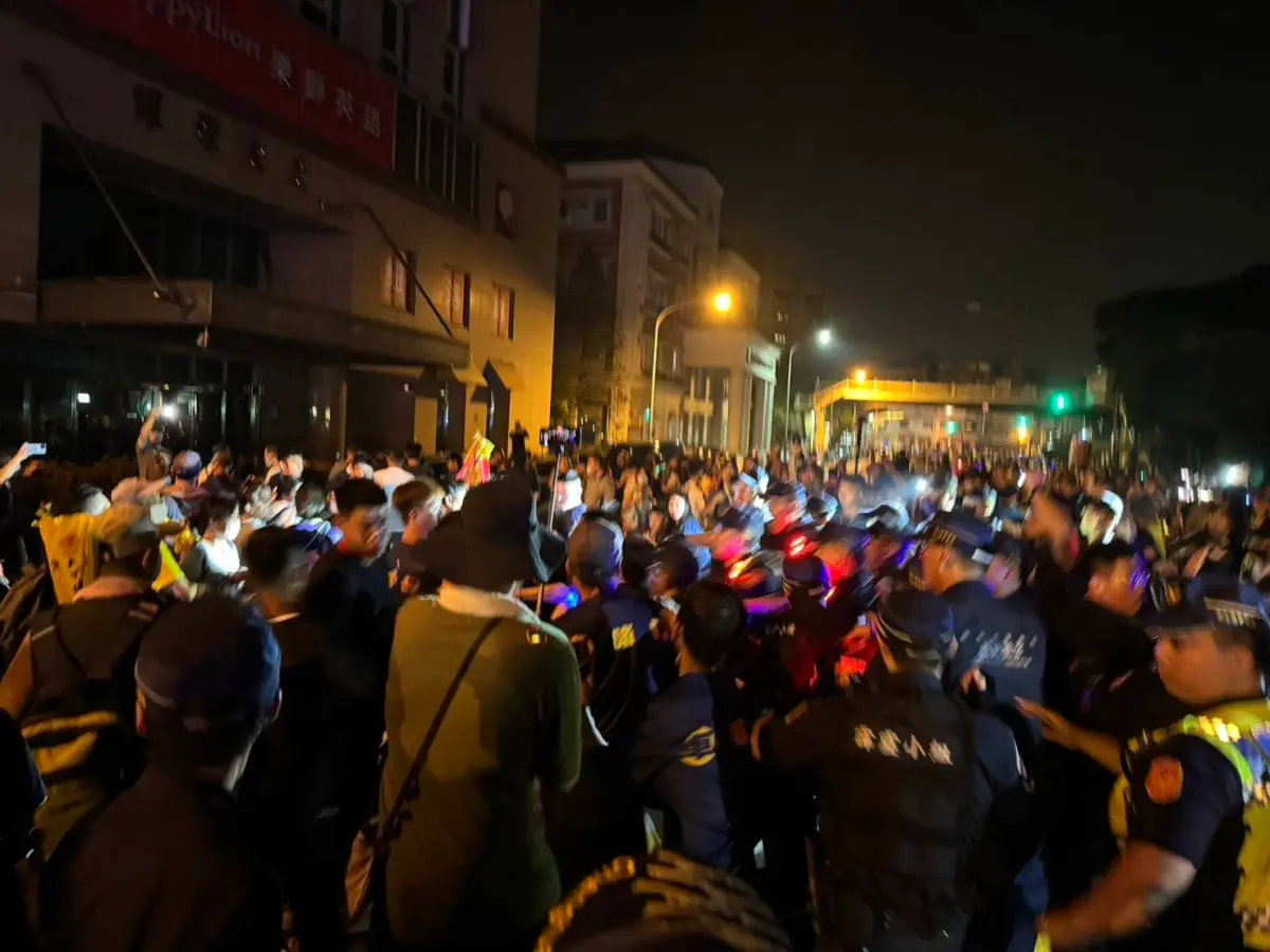 ▲大甲鎮瀾宮媽祖遶境回鑾，13日凌晨，鑾轎返程行經彰化市行程延宕約3小時，現場有信眾與抬轎人員發生推擠口角，所幸現場警力隨即介入、強勢排除，雙方也在警方勸說下逐漸冷靜。（圖／翻攝爆料公社）