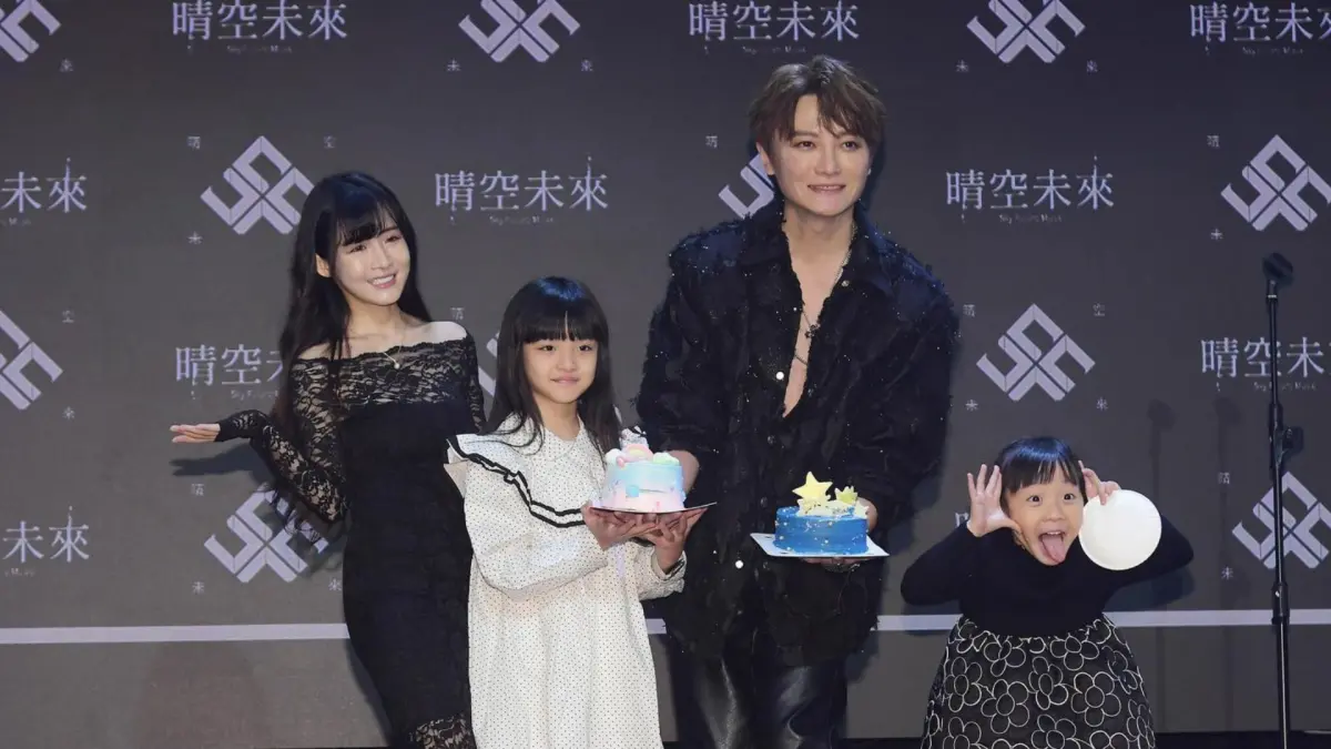 ▲藝人阿沁（右）的老婆花花李汶靜（左）3月份爆發染毒風波，近日在社群平台發布最新動態，透露將帶來「全新的自己」。（圖／Flora＊花花臉書）