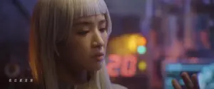 ▲在阿沁的新歌MV〈我很好騙〉中，花花力挺愛夫，親自出演女主角，扮演機器人。（圖／REAL阿沁 YouTube）