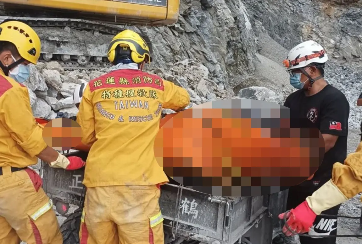 ▲花蓮發生芮氏規模7.2強震，已造成超過13人罹難，13日上午，最新消息傳出，搜救人員已發現礦工遺體，正準備運送下山，詳細情況還有待進一步確認釐清。（圖／翻攝畫面）