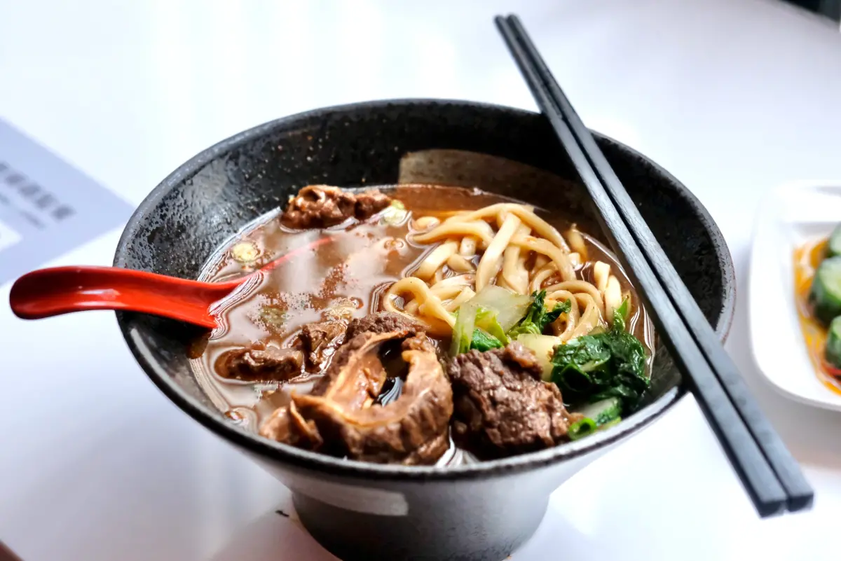 ▲吳宗憲重金買下並重新裝潢的台南老品牌牛肉麵店「老唐牛肉麵」，今日開幕，記者實際試吃開箱。（圖／記者葉盛耀攝）