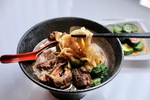 剛上桌時麵條黏成一團,加上記者為了拍照又耽擱了約莫一分鐘,不易攪拌。(圖/記者葉盛耀攝) ▲剛上桌時麵條黏成一團,加上記者為了拍照又耽擱了約莫一分鐘,不易攪拌。(圖/記者葉盛耀攝)