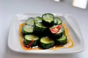 四款小菜中,推薦小黃瓜,爽脆酸甜。(圖/記者葉盛耀攝) ▲四款小菜中,推薦小黃瓜,滋味爽脆酸甜。(圖/記者葉盛耀攝)