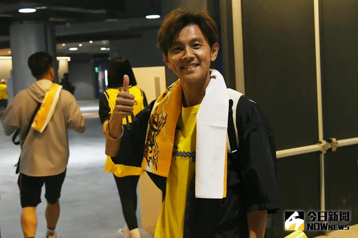 ▲T1新北中信特攻和臺北台新戰神在台北大巨蛋交手，此役也吸引不少名人進場看熱鬧，其中就包括藝人「浩角翔起」中的阿翔，他受訪時直言大巨蛋職籃賽真的夠「震撼」。（圖／記者林調遜攝）