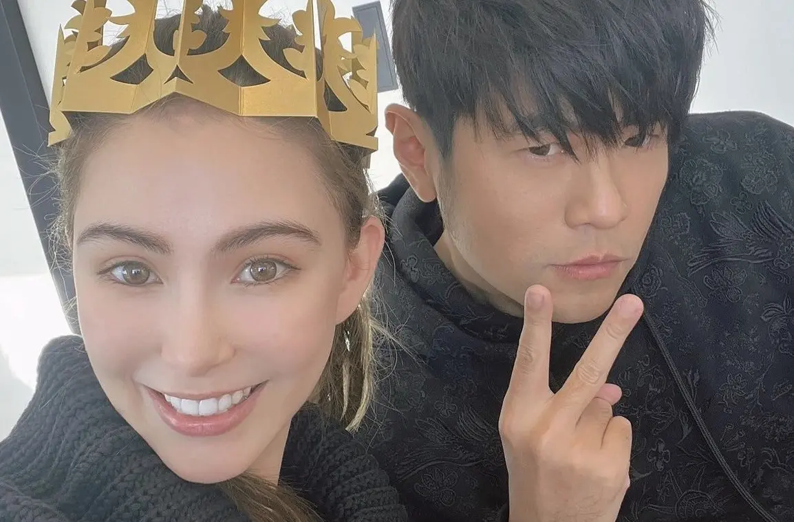 ▲昆凌（左）罕見曝光與7歲兒Romeo對話，意外曝光周杰倫（右）在家中地位。（圖／昆凌IG）