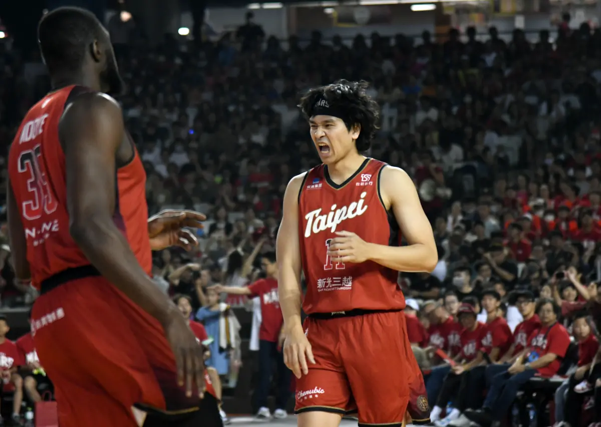 ▲台新戰神射手黃聰翰接獲隊友赫里斯-傑佛森助攻，命中大巨蛋職籃賽歷史性的第一球，而中信特攻第一球是由曾文鼎投進。（圖／記者林調遜攝）