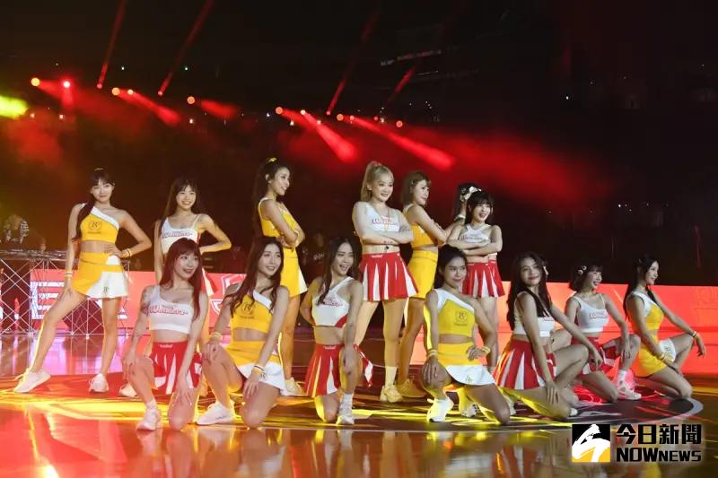 ▲大巨蛋台灣職籃歷史性首戰，新北中信特攻和臺北台新戰神共出動18名啦啦隊熱舞應援。（圖／記者林調遜攝）