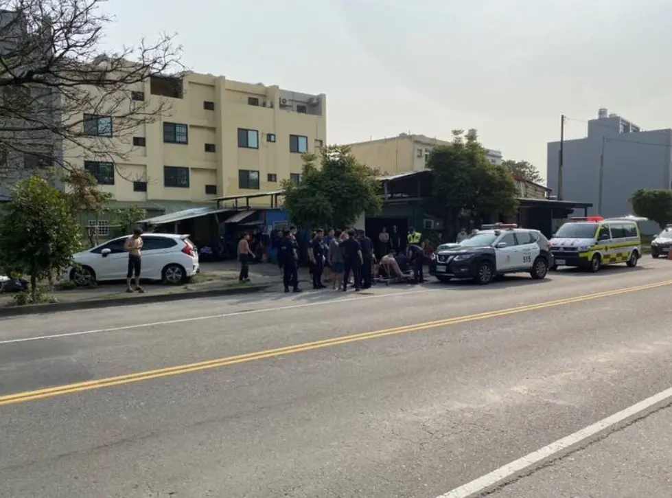 ▲派出所員警疑似在彰化伸港鄉文工八街和興工路，追捕犯嫌過程中，不慎擦槍走火，35歲呂姓員警左手臂槍傷、45歲外籍移工則是左胸口中彈。（圖／翻攝畫面）