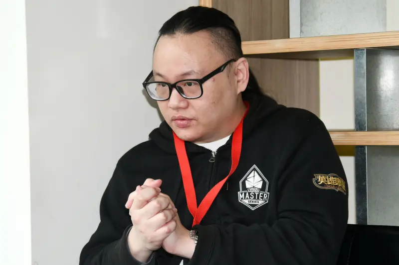 ▲魔競娛樂VTuber事業部總經理「喵哥」許昊強調,雖然目前台灣市場較為主流的女性VTuber來看,大多是聲音好聽、會唱歌、給人很「婆」的感覺,但有沒有個人魅力更加重要。(圖/記者林調遜攝)