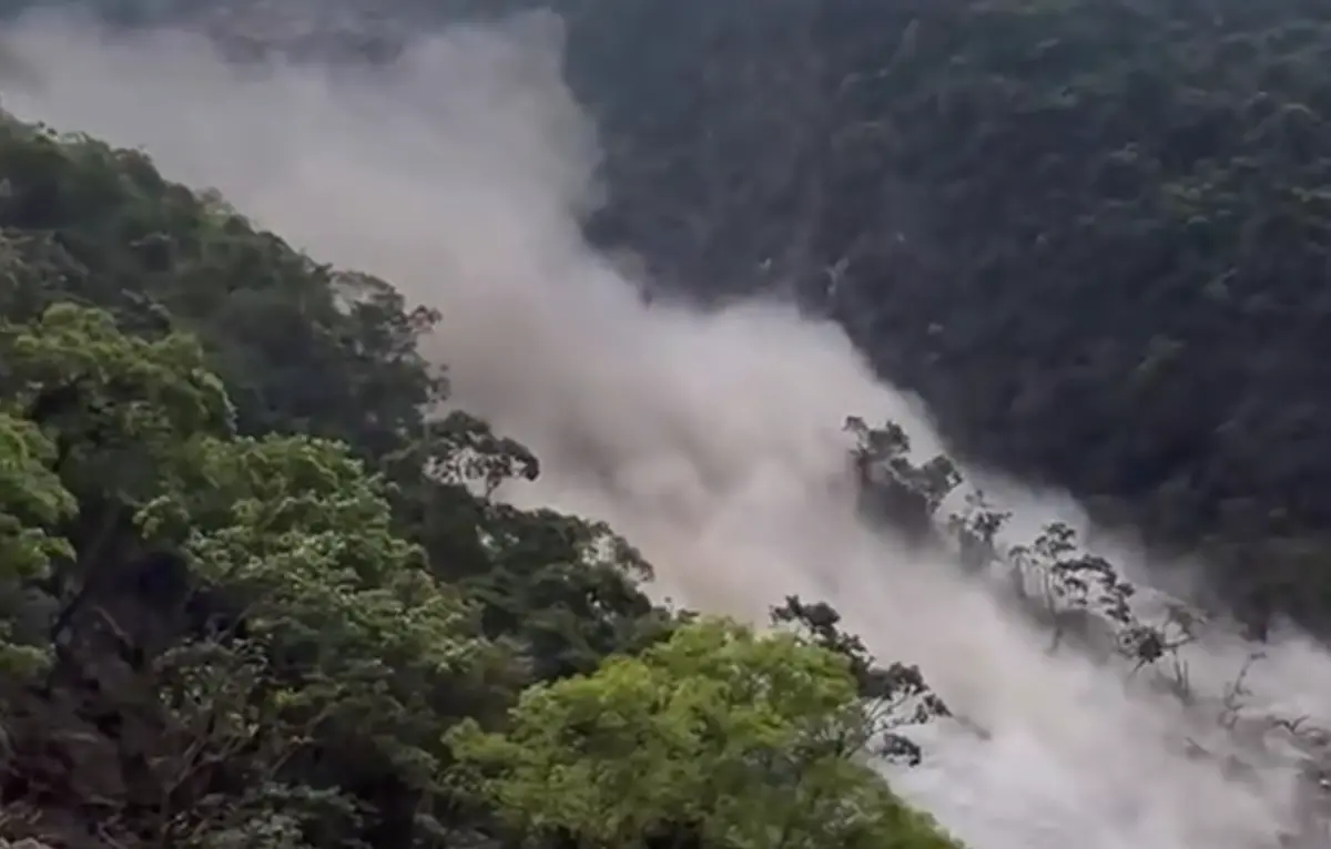 ▲砂卡噹步道1.8k大水管處今天中午又發生大崩塌，落石彷彿炸彈轟炸地面，讓搜救人員甚至得跳入水中避難，幸好無人受傷，無奈提早結束搜救任務。（圖／翻攝畫面）