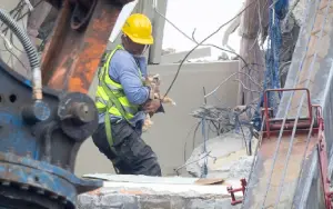 ▲天王星大樓拆除現場工作人員搭乘雲梯車，爬上瓦礫堆候成功將康老師的貓咪救下。（圖／翻攝畫面）