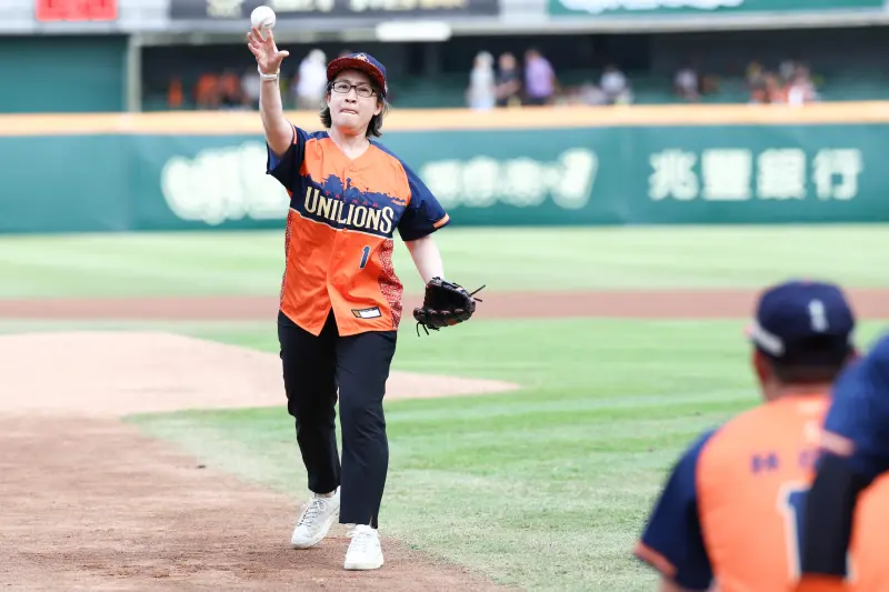 ▲神秘嘉賓準副總統蕭美琴蒞臨台南棒球場開球，邀請球迷8月一起去花蓮，為花蓮加油。（圖／統一獅提供）