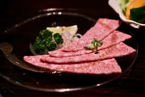 ▲日本燒肉店現在瘋吃「赤身」肉，也就是油脂相對較瘦一點的部位。（圖／記者葉盛耀攝）