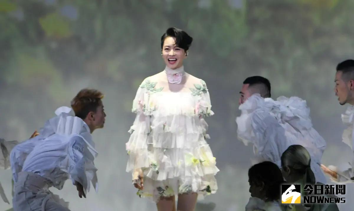 ▲梁詠琪在小巨蛋慰問花蓮地震的罹難者。（圖／記者林調遜攝）