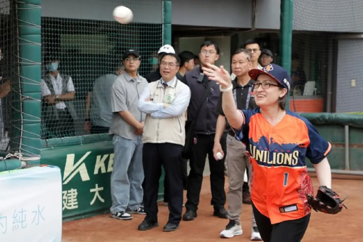 ▲中華職棒統一獅、台鋼雄鷹今(13)日在台南市立棒球場對戰，副總統當選人蕭美琴應邀為統一獅與台鋼雄鷹之戰開球。(圖／台南市府提供)