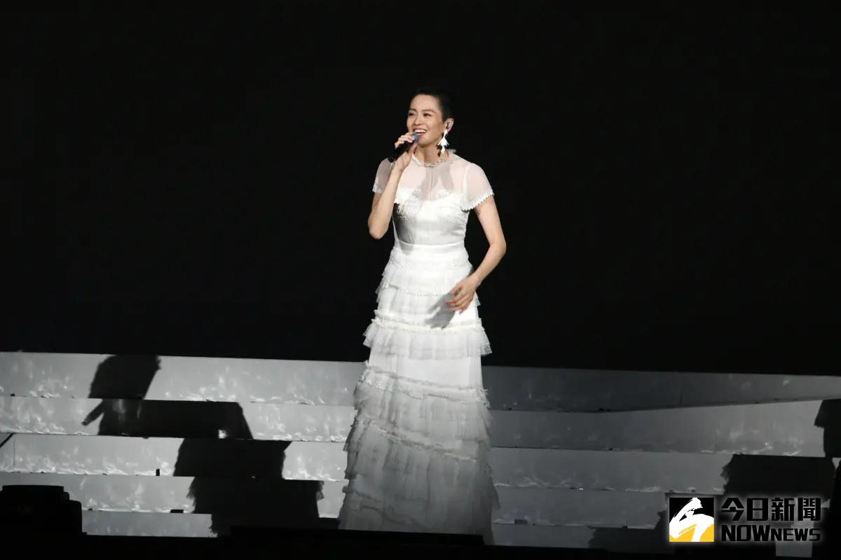 ▲梁詠琪與萬人合唱〈短髮〉，小巨蛋秒變KTV。（圖／記者林調遜攝）