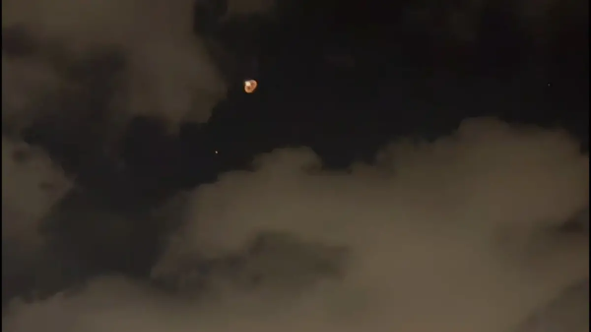 ▲伊朗無人機飛抵以色列上空 ，以色列防空系統進行攔截。（圖／翻攝自CNN）