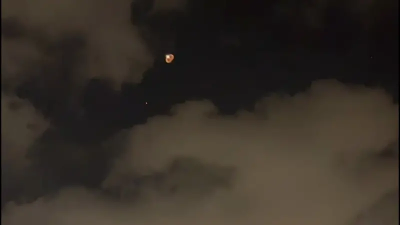 ▲伊朗無人機飛抵以色列上空 ,以色列防空系統進行攔截。(圖/翻攝自CNN)