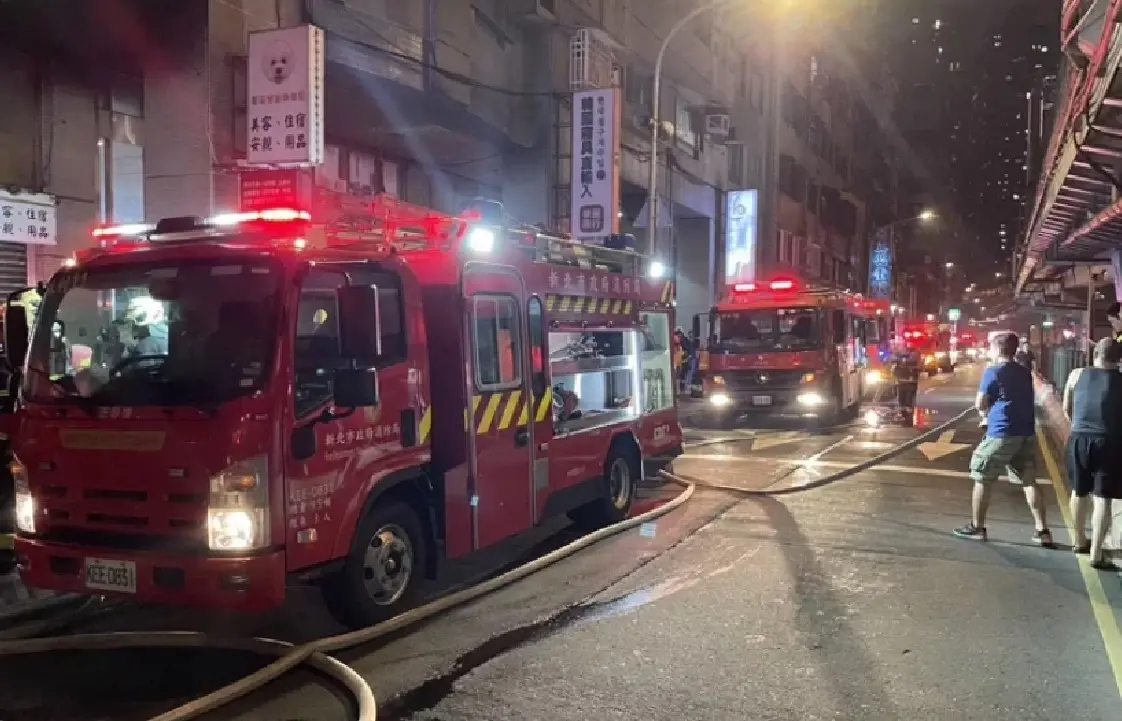 ▲13日晚間，新北市中和區秀朗橋頭、景平路某集合式社區大樓發生火警，所幸火勢很快控制住，民眾也順利脫困無人員傷亡，詳細起火原因待進一步釐清。（圖／翻攝畫面）
